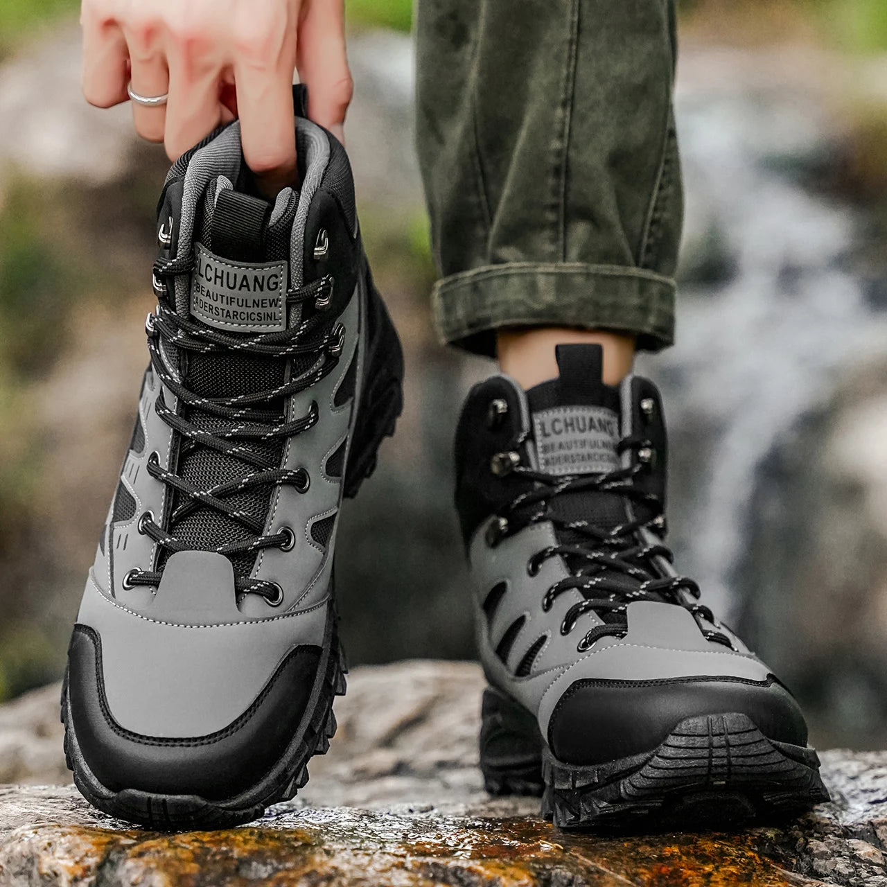 High-top classic men's boots wear-resistant sole soft upper classic and fashionable,suitable for hiking and outdoor wear.
