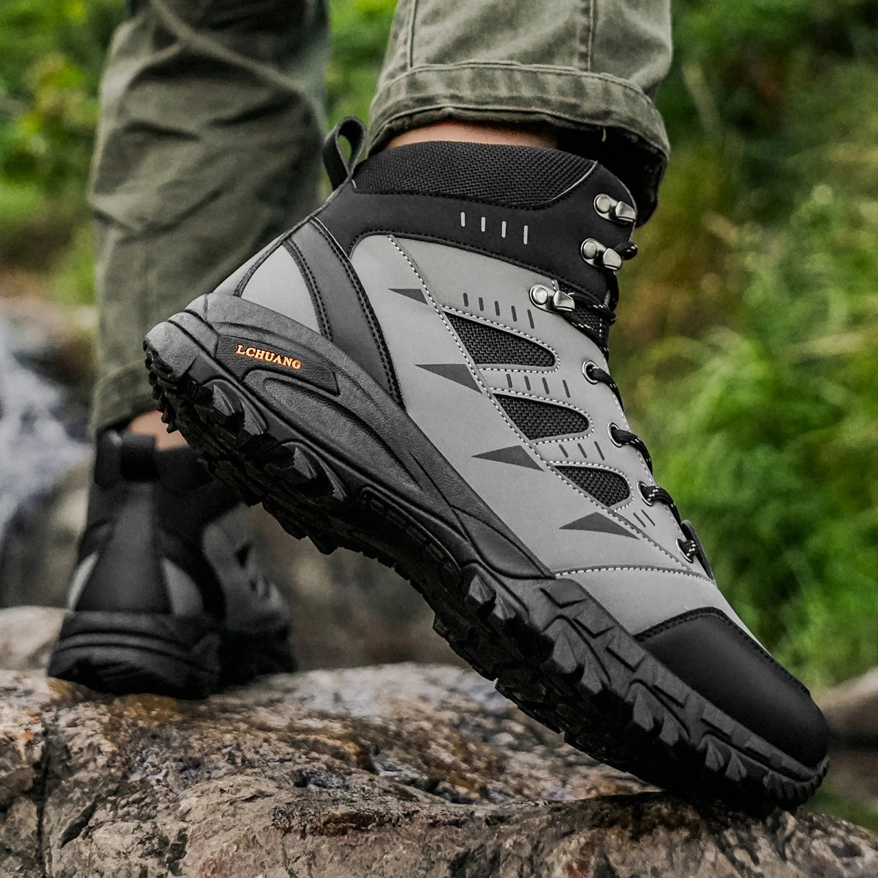 High-top classic men's boots wear-resistant sole soft upper classic and fashionable,suitable for hiking and outdoor wear.