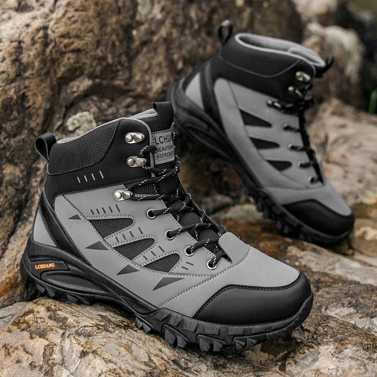 High-top classic men's boots wear-resistant sole soft upper classic and fashionable,suitable for hiking and outdoor wear.