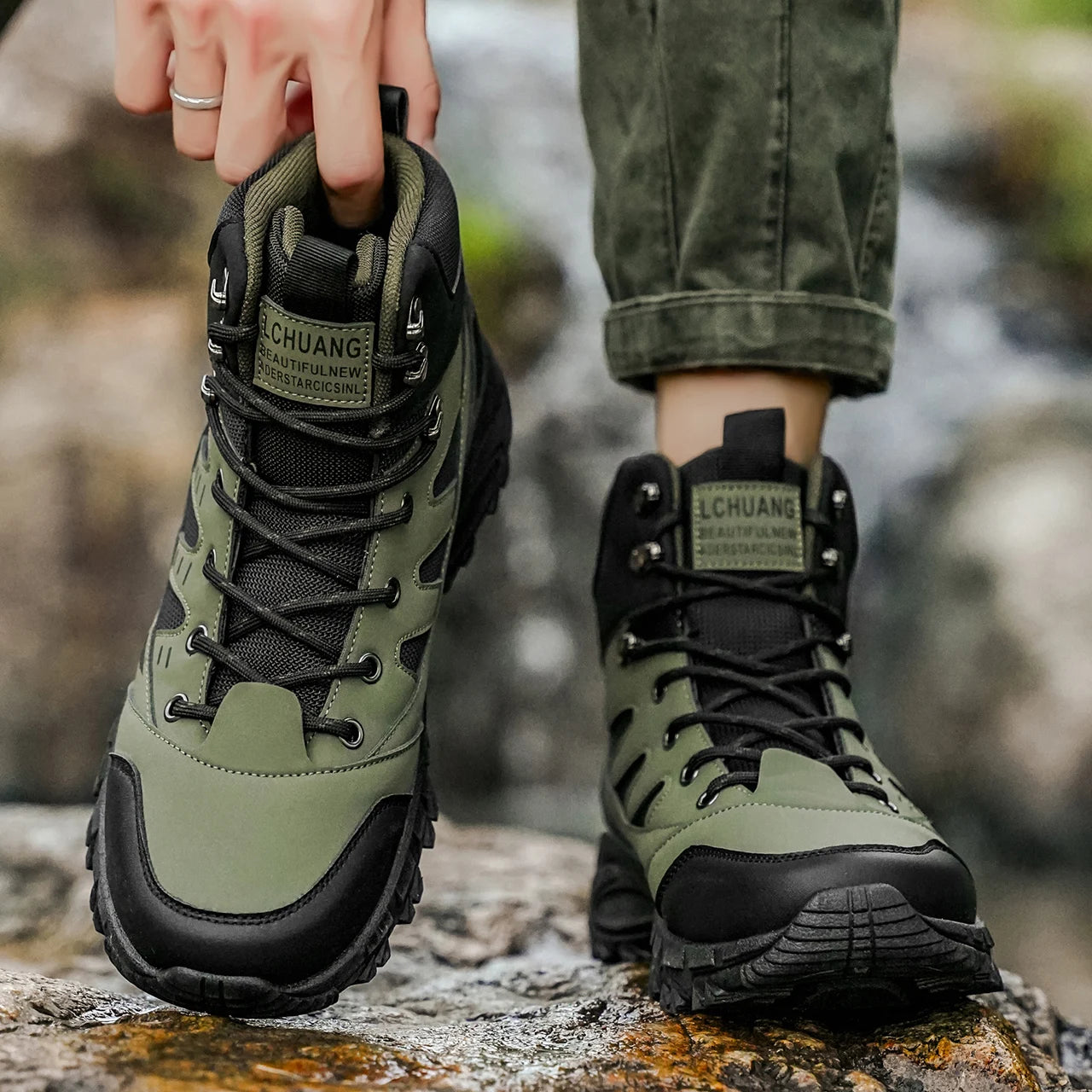 High-top classic men's boots wear-resistant sole soft upper classic and fashionable,suitable for hiking and outdoor wear.