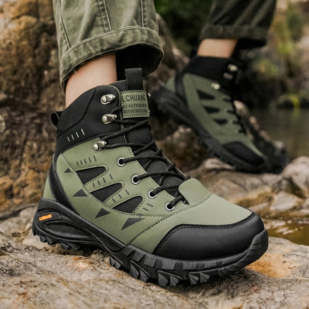 High-top classic men's boots wear-resistant sole soft upper classic and fashionable,suitable for hiking and outdoor wear.